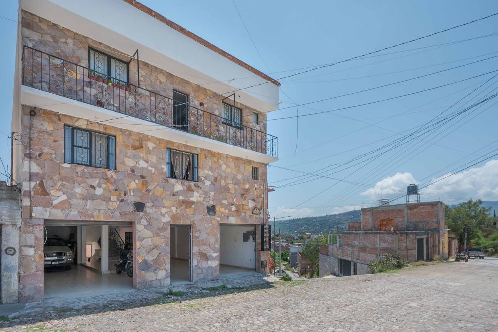 Nine-unit apartment building with varied layouts—ideal for investment. - Propiedad comercial en Lindavista, San Miguel de Allende